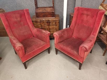 Paire de fauteuils recouverts de velour rouge,
Accidents...