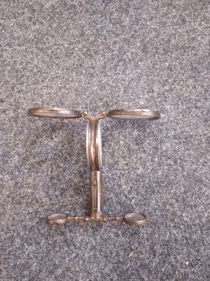 Objet formant loupe-boussole et miroir de...