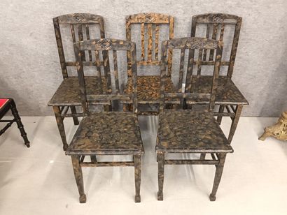 Série de 5 chaises en bois 
Fabrication belge
Relaquées...