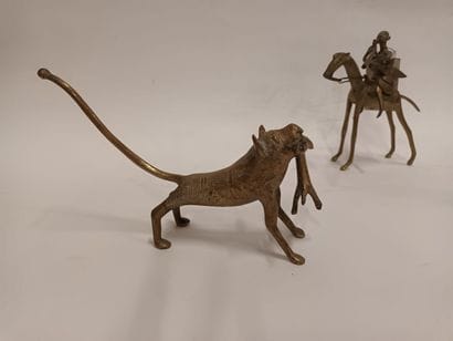 Deux amazones du Dahomey sur le sentier de...