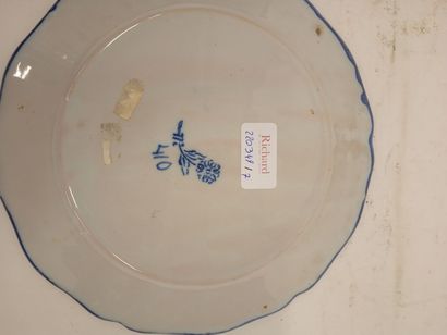 CHAROLLES,
Assiette en faïence à décor floral
Diamètre...