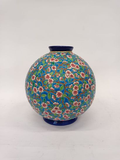 LONGWY
Vase boule en émaux à décor floral
Hauteur...