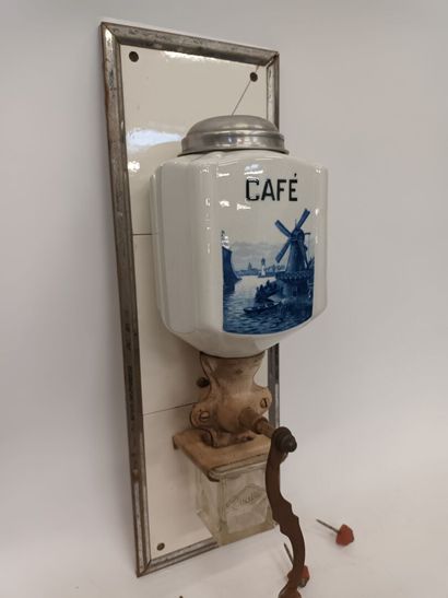 Moulin à café, applique murale en faïence
accidenté
avec...