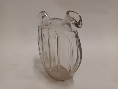 BACCARAT, carafe en cristal taillé en forme...