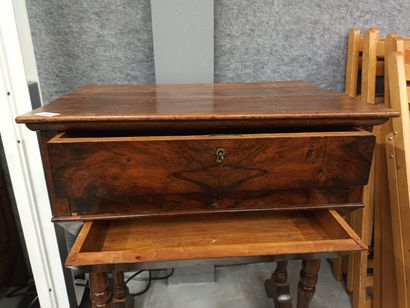 Petite table formant selette, ouvrant par...