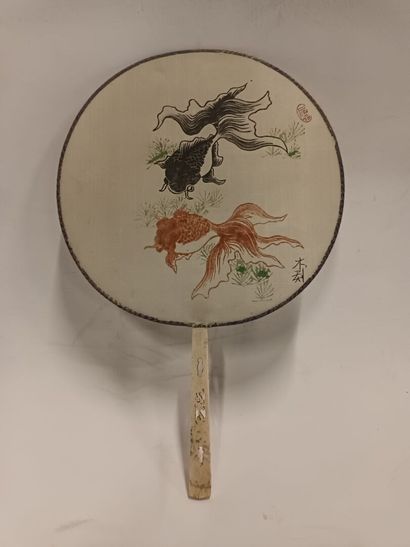 JAPON, éventail en soie de type Uchiwa, manche...