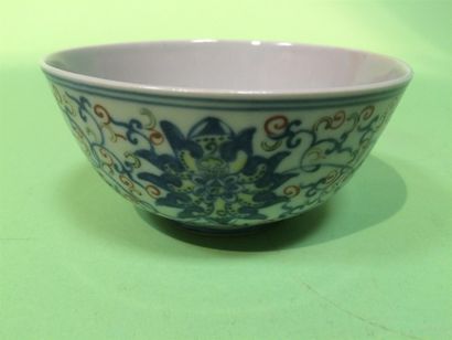 Chine, bol en porcelaine émaillé en bleu...