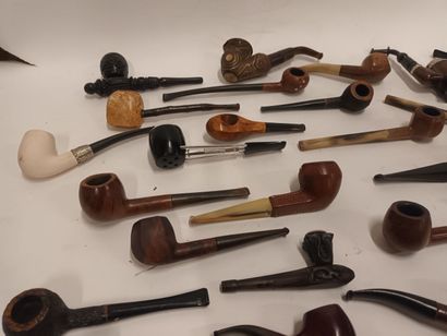 Important lot de 29 pipes gainées de cuir,...