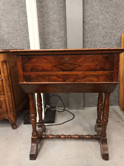 Petite table formant selette, ouvrant par...