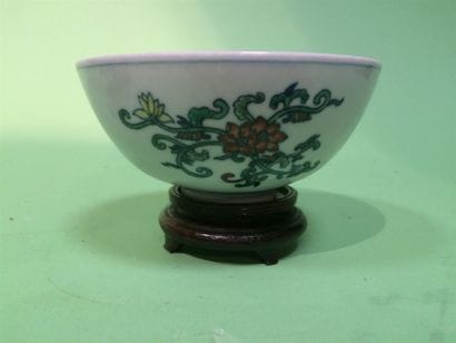 Chine, bol en porcelaine émaillée à décor...