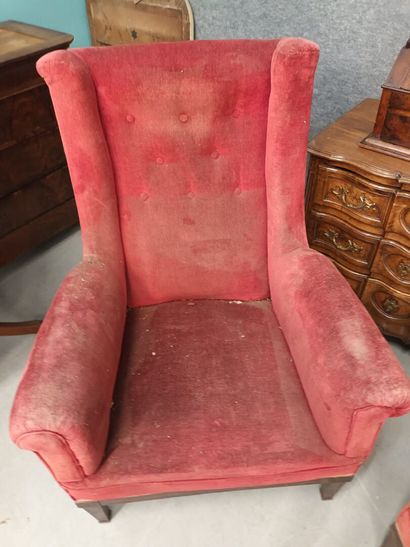 Paire de fauteuils recouverts de velour rouge,
Accidents...