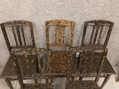 Série de 5 chaises en bois 
Fabrication belge
Relaquées...
