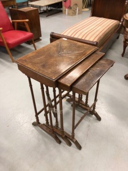Trois tables gigognes
73 x 55 x 38 cm
Sauts...