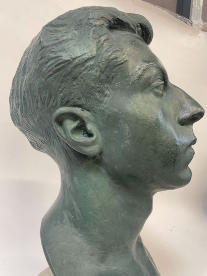 Buste de jeune homme 
Signé M. DORIER
Platre...