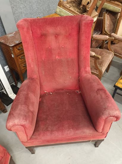 Paire de fauteuils recouverts de velour rouge,
Accidents...