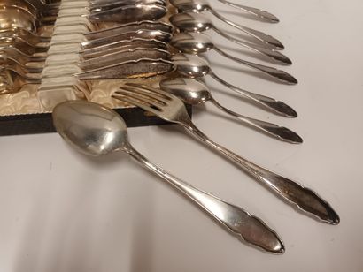 Ménagère en argent modèle filet violoné,...