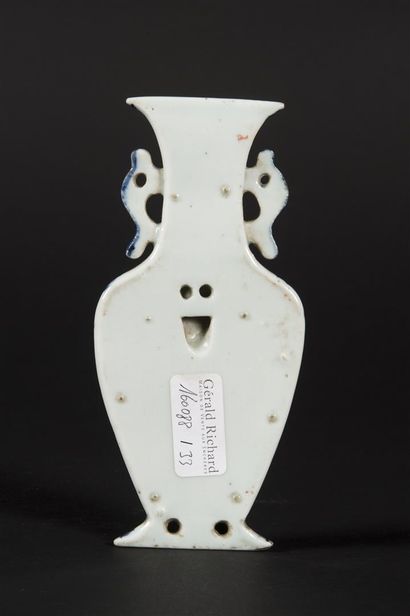 Chine, Bouquetière en porcelaine à décor...