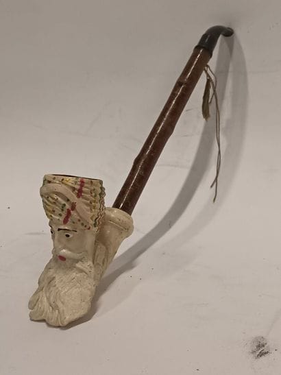 Pipe en terre polychrome 