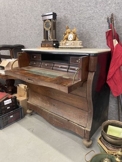 Commode-scribane en bois de placage et incrustation...