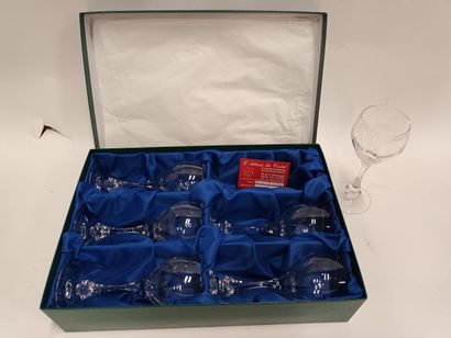 KLEIN à Baccarat 
Six grands verres à pieds...