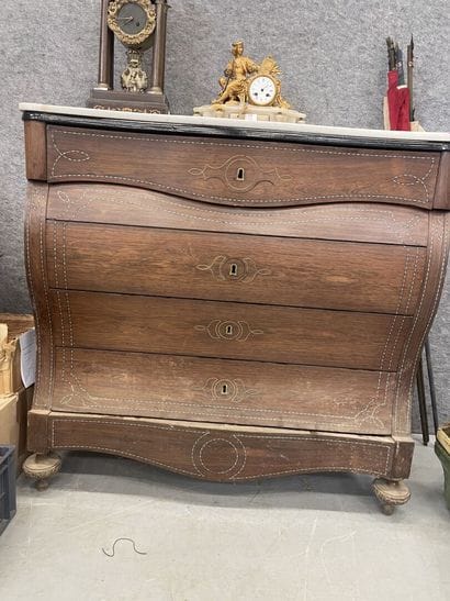 Commode-scribane en bois de placage et incrustation...