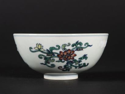 Chine, bol en porcelaine émaillée à décor...