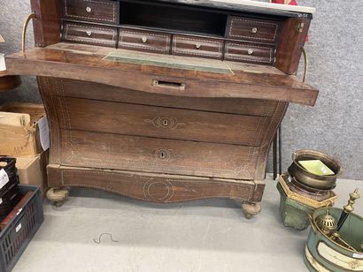 Commode-scribane en bois de placage et incrustation...