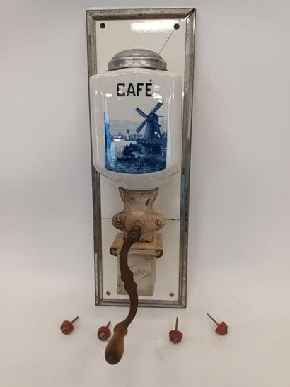 Moulin à café, applique murale en faïence
accidenté
avec...
