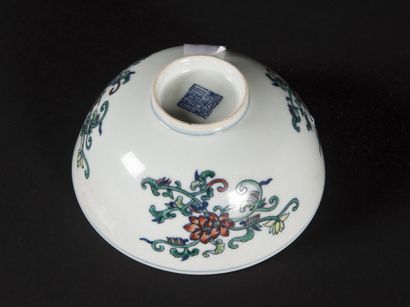 Chine, bol en porcelaine émaillée à décor...