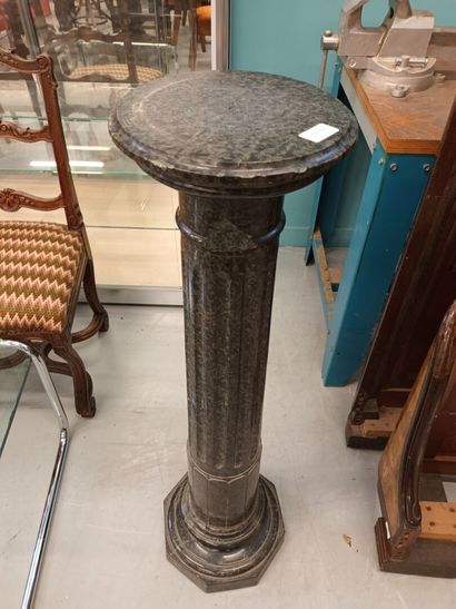 Colonne en marbre vert de mer
H : 107 cm
Accidents...