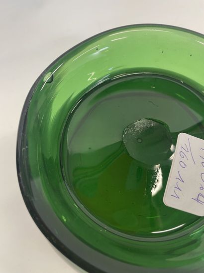 Coupe en verre teinté vert de forme octogonale...