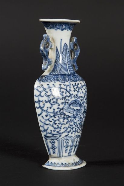Chine, Bouquetière en porcelaine à décor...