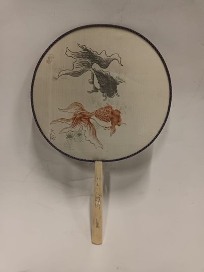 JAPON, éventail en soie de type Uchiwa, manche...