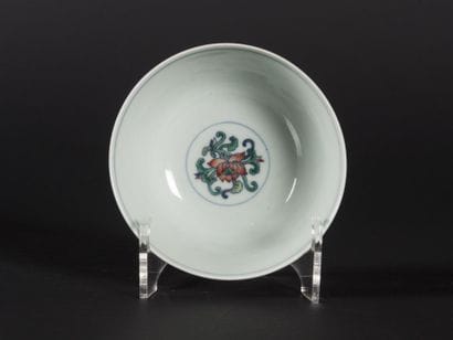Chine, bol en porcelaine émaillée à décor...