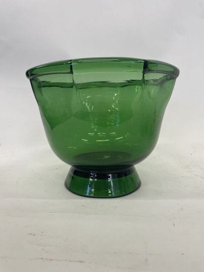 Coupe en verre teinté vert de forme octogonale...