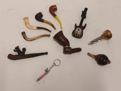 Lot de pipes miniatures, dont une en forme...