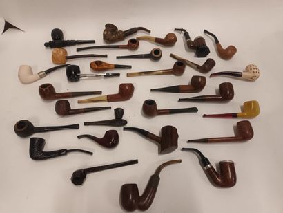 Important lot de 29 pipes gainées de cuir,...