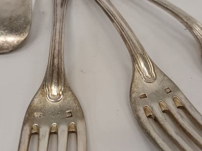 Six fouchettes, six cuillères à soupe et...