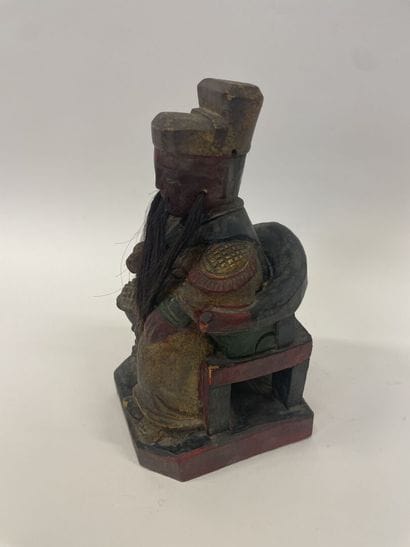 Sage assis sur un trône en bois sculpté 
CHine
H...