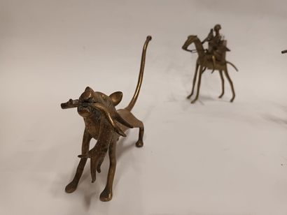 Deux amazones du Dahomey sur le sentier de...