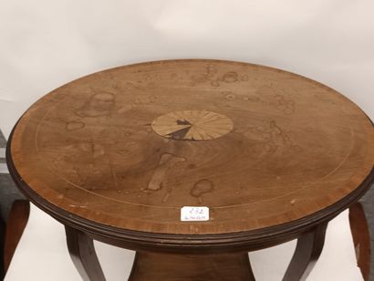 Table de milieu marquetée , plateau de forme...