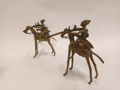 Deux amazones du Dahomey sur le sentier de...