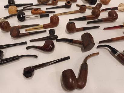 Important lot de 29 pipes gainées de cuir,...