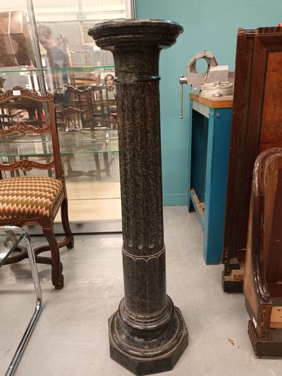 Colonne en marbre vert de mer
H : 107 cm
Accidents...