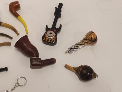 Lot de pipes miniatures, dont une en forme...