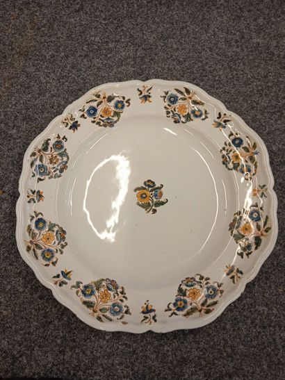 MOUSTIERS,
Assiette en faïence
Décor 