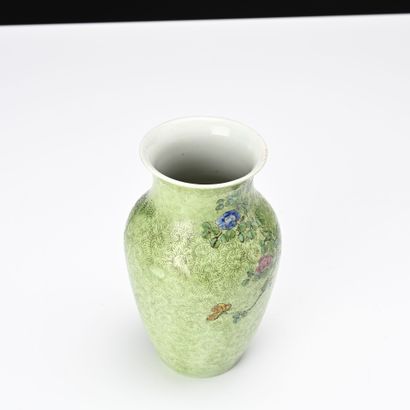 Chine fin XIXe siècle, 
Petit vase de forme...