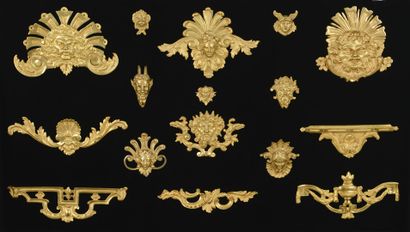Importante paire de cabinets à profil trapézoïdal,...