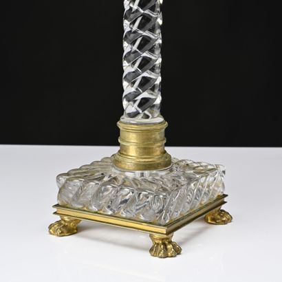 BACCARAT 
Lampe à pétrole en cristal torsadé...