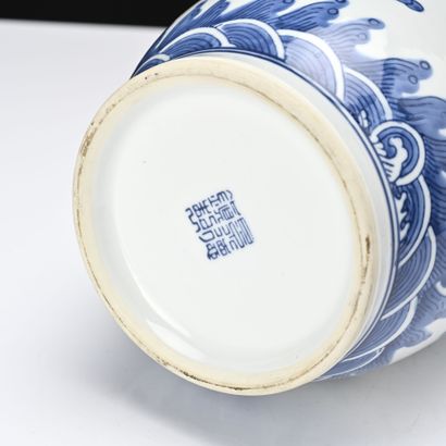 Chine, travail moderne, 
Vase balustre en...